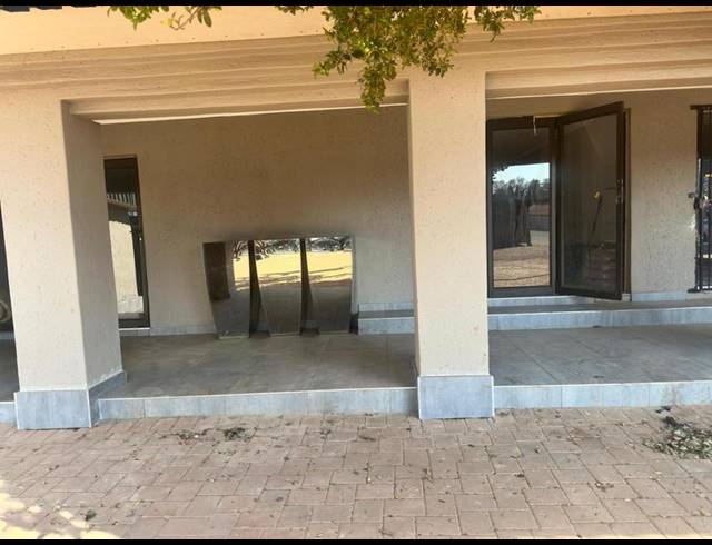 BUSINESS PROPERTY TO RENT IN RASLOUW